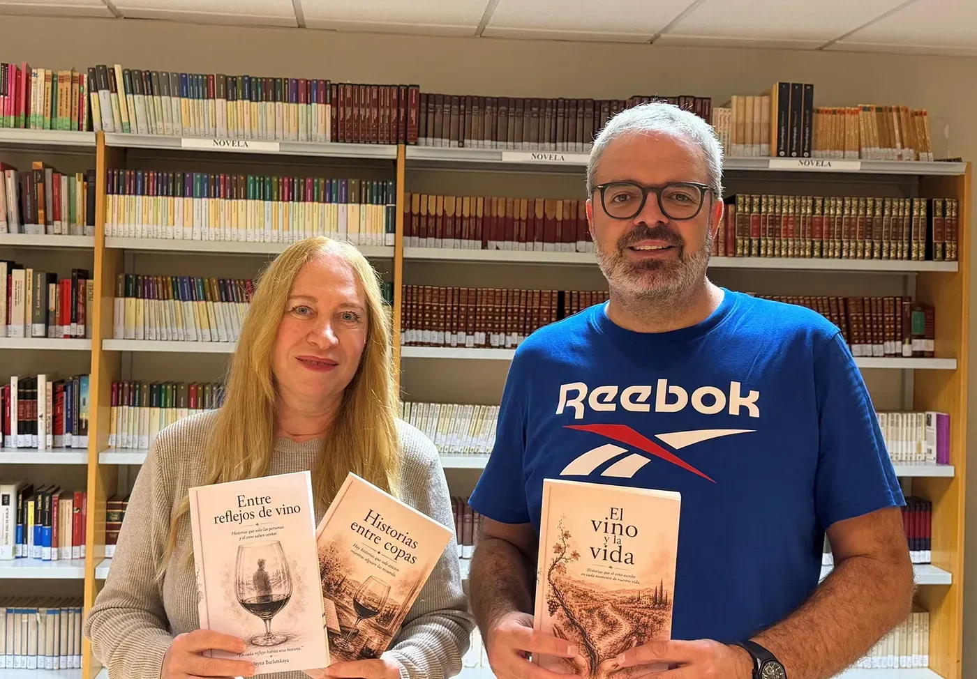 Tres libros de la escritora Iryna Burlutskaya donados a la Biblioteca Municipal de Santa Olalla.