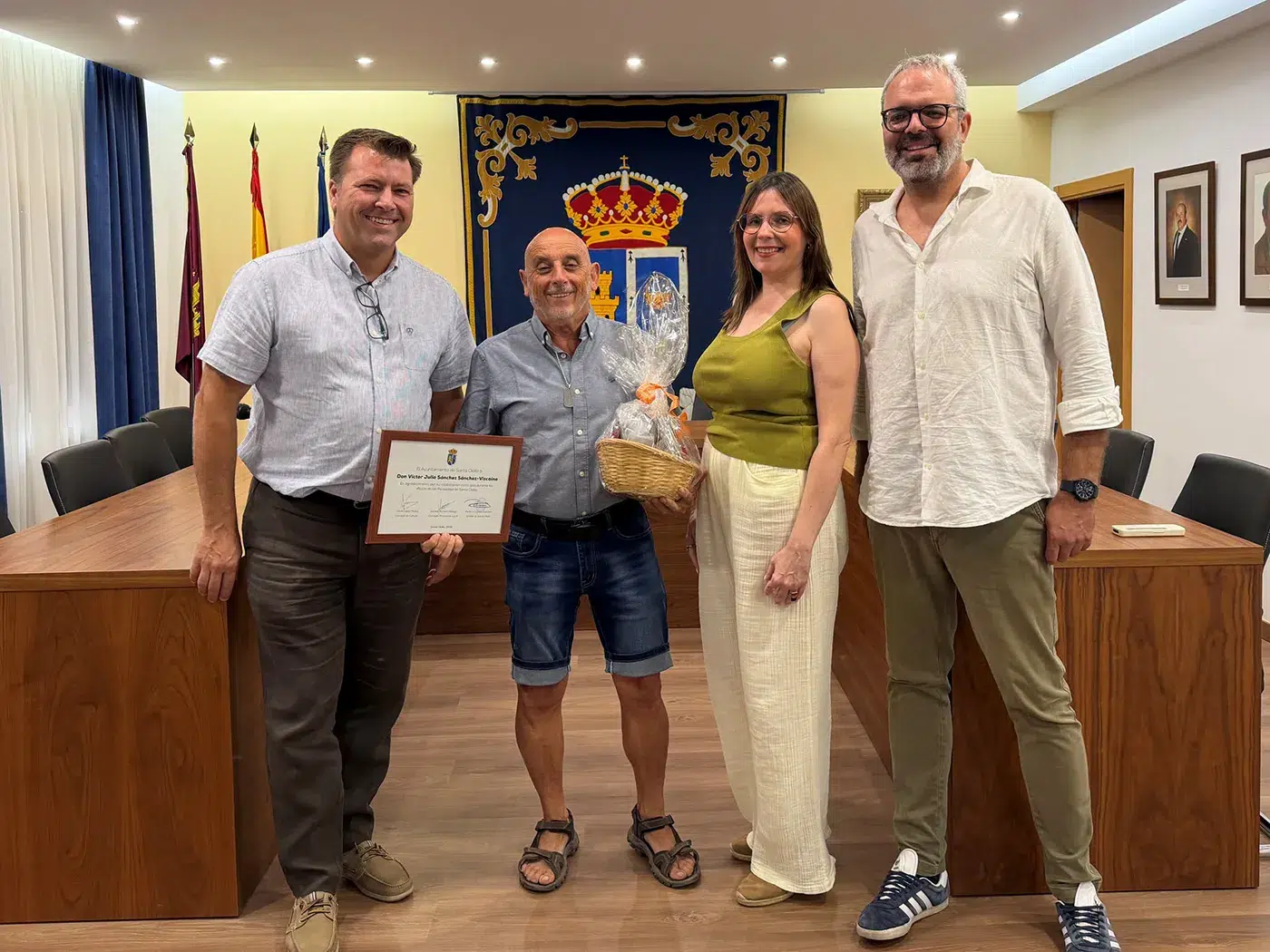 Entrega del diploma de agradecimiento a Víctor Sánchez Sánchez-Vizcaíno por su colaboración en la Ruta de las Perseidas de Santa Olalla.