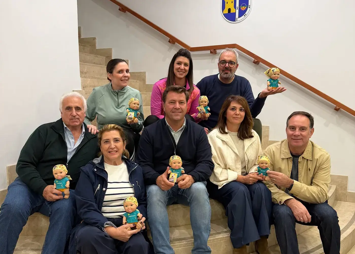 Participantes y colaboradores de la XVIII Carrera MTB de Santa Olalla 2026, cuya venta de camisetas solidarias recaudó 771,10 euros para Unoentrecienmil.