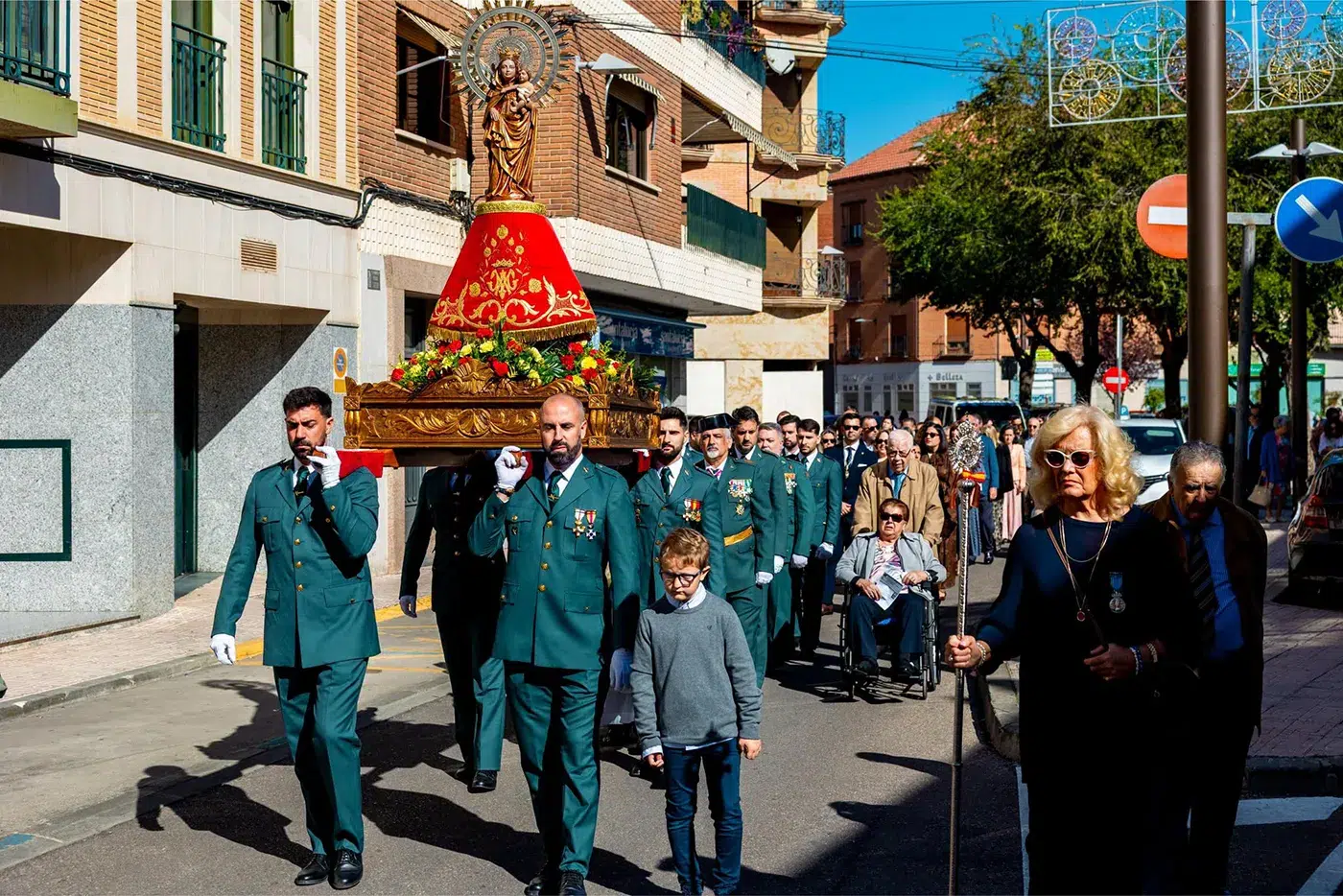Celebración de la Fiesta Nacional de España en Torrijos con el cambio e izado de la bandera nacional en la Plaza de la Libertad.