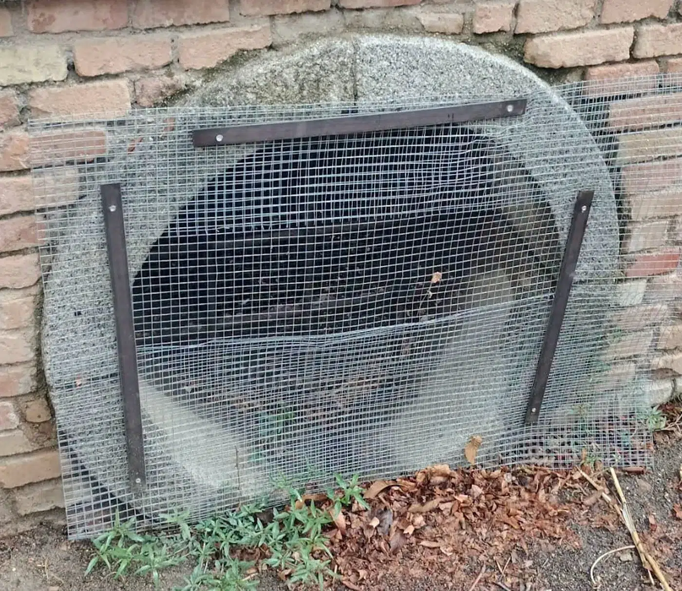 Trabajos de saneamiento y protección de ventanas en el antiguo Depósito del Agua de Torrijos.