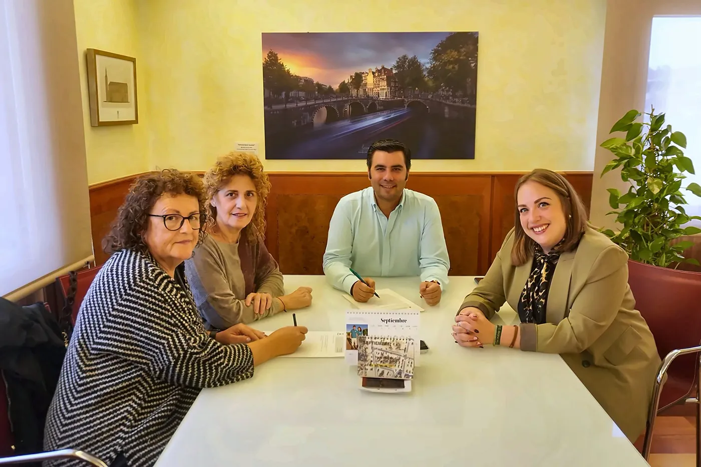 Firma del convenio del proyecto Mi-CASA entre el Ayuntamiento de Torrijos y APANDID, con representantes municipales y de la asociación.