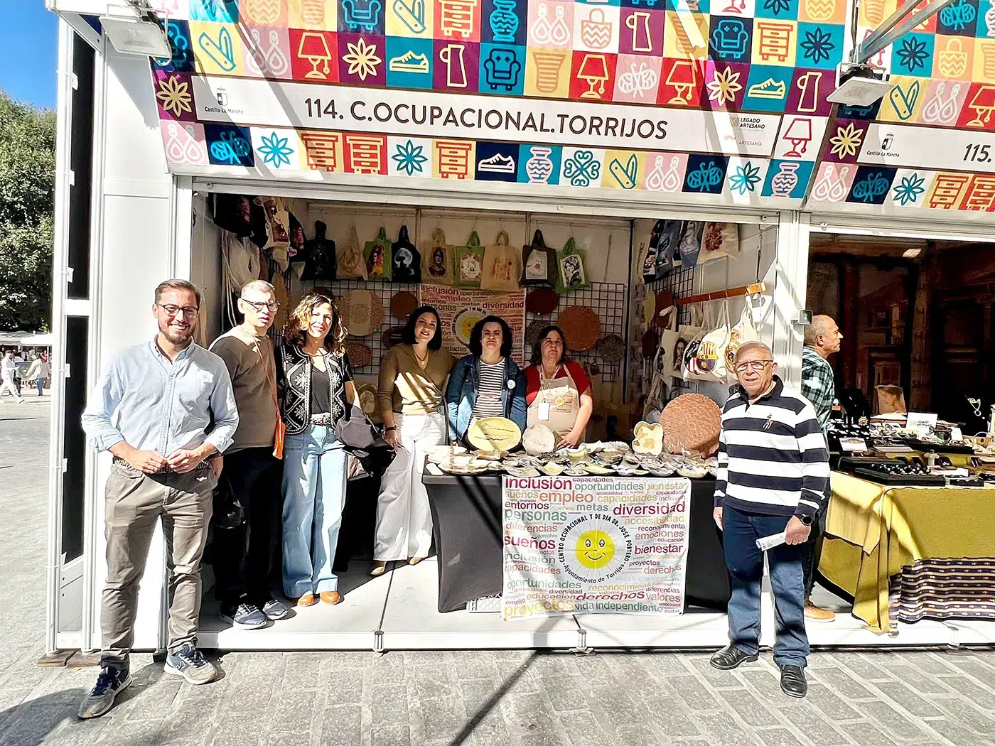 Estand del Centro Ocupacional y de Día Doctor José Portero de Torrijos en FARCAMA 2026, con productos artesanales elaborados por sus usuarios.