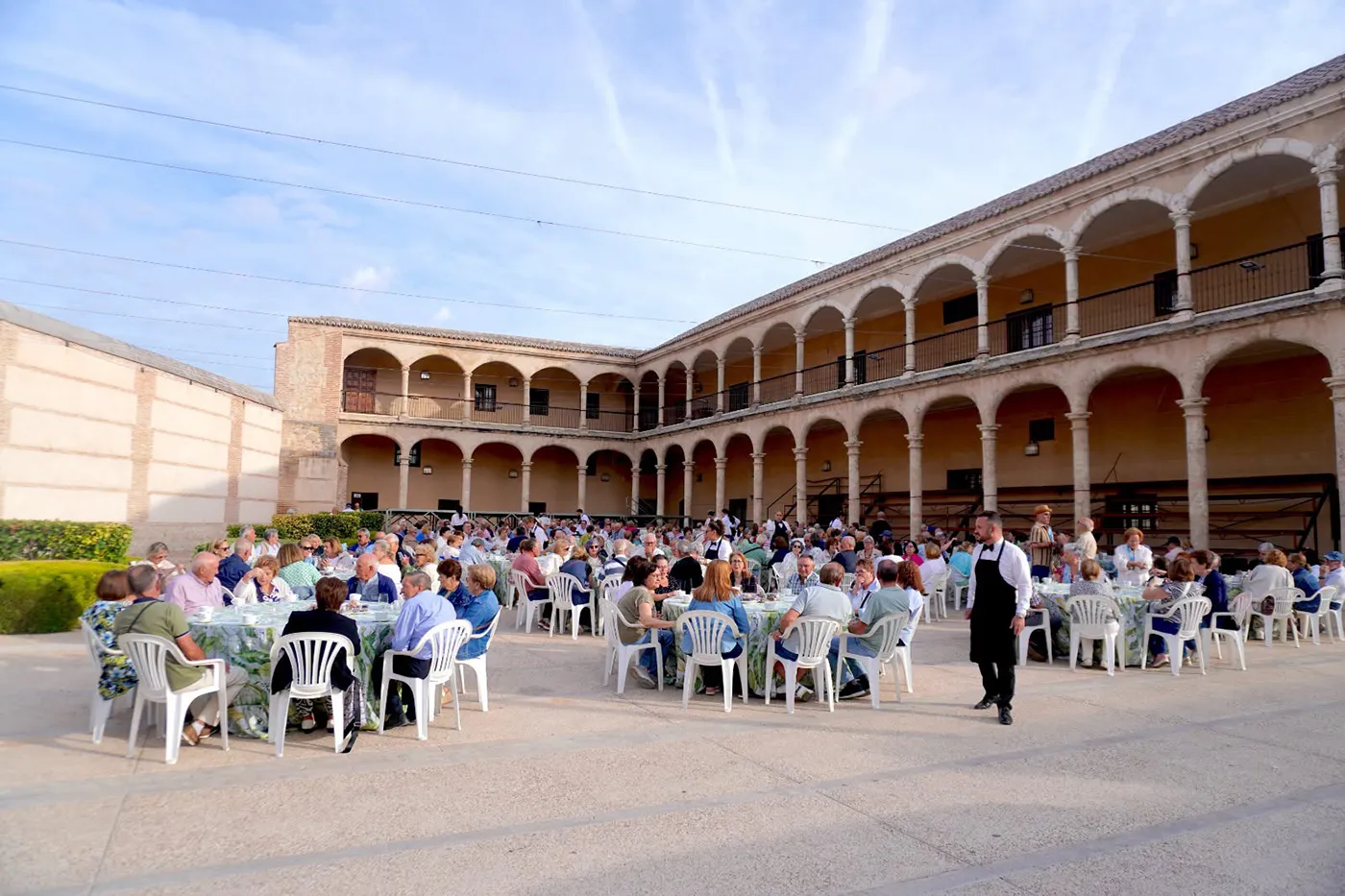 Participantes en la jornada cultural y patrimonial para mayores celebrada en Torrijos.