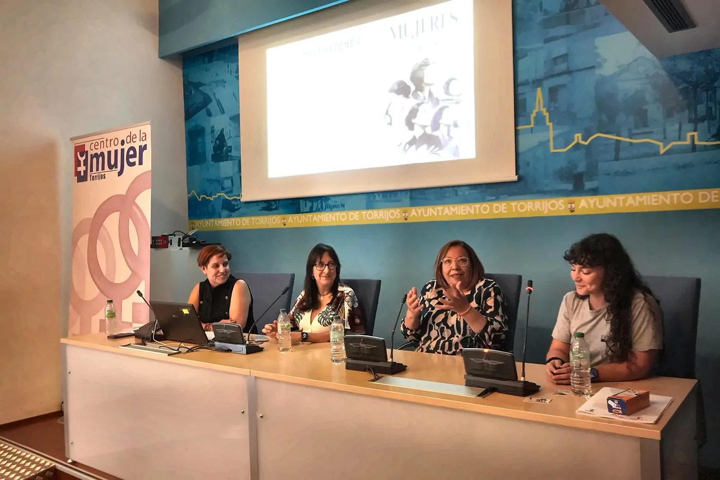 Participantes en el encuentro de asociaciones y la mesa redonda Mujeres Pioneras celebrados en Torrijos con motivo del Día Internacional de las Mujeres Rurales.