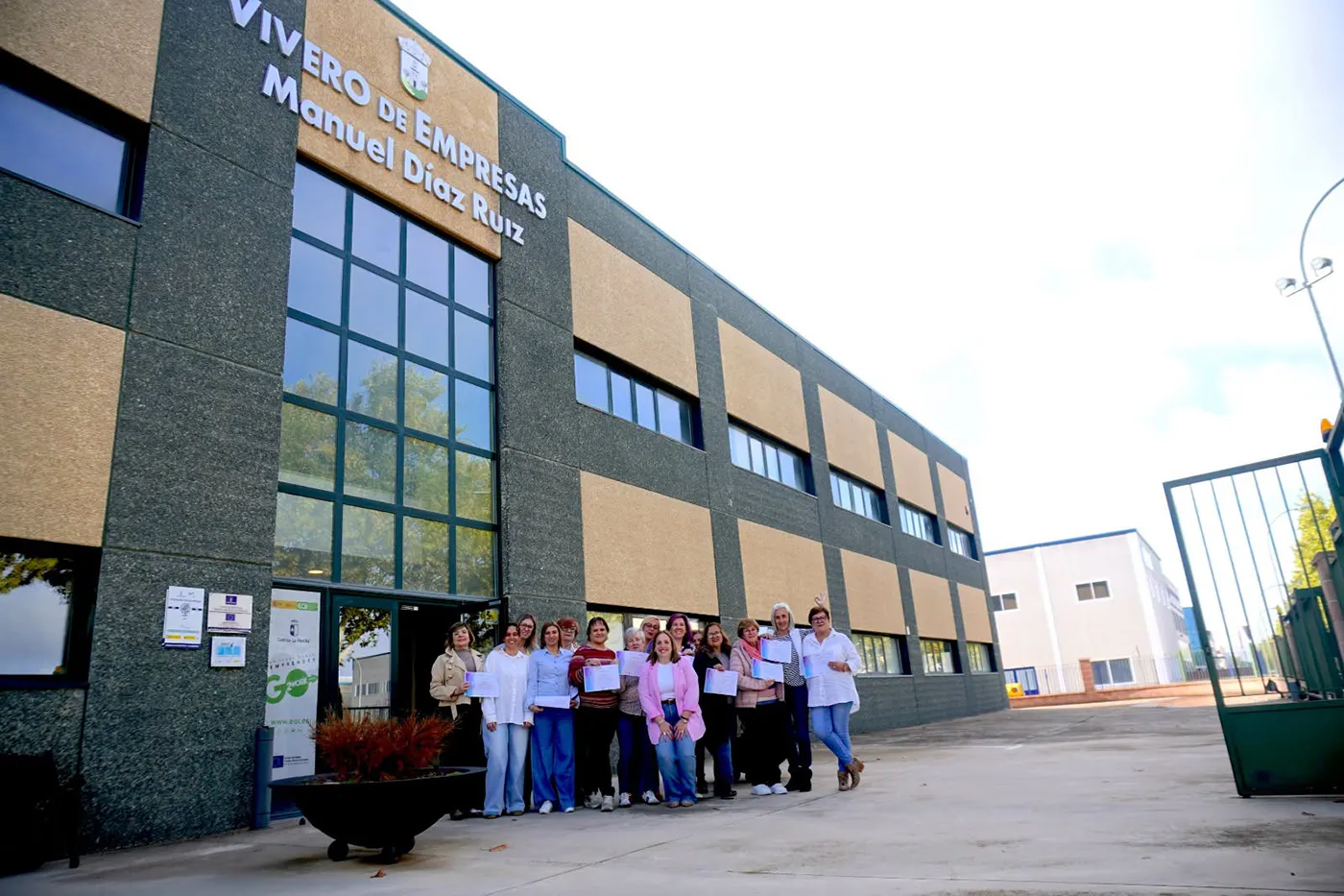 Clausura del programa AuténTICas en el Vivero de Empresas Manuel Díaz Ruiz de Torrijos, con once mujeres participantes y representantes municipales y de Inserta Empleo.