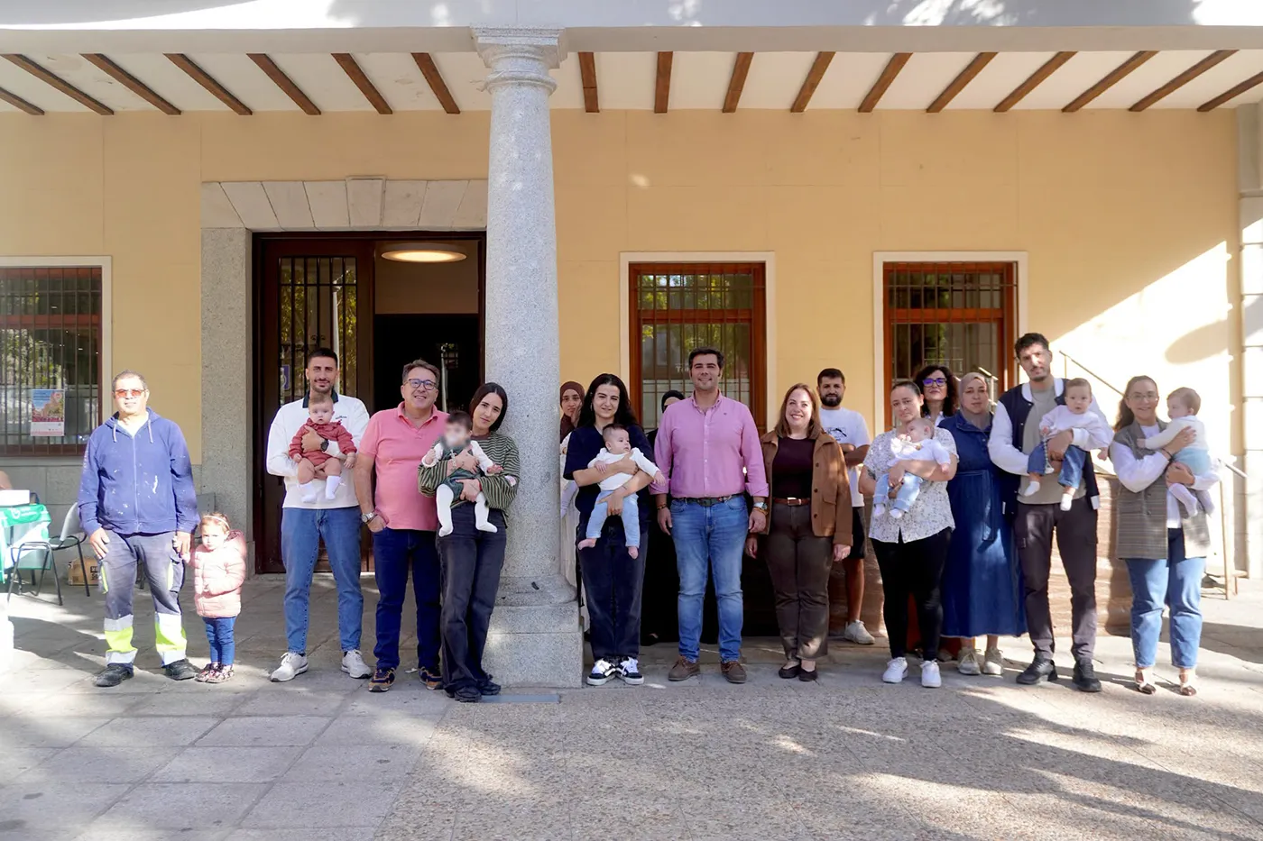 El alcalde de Torrijos, Andrés Martín, y la concejala Marta Flores durante la entrega de ayudas a la natalidad a las familias beneficiarias.